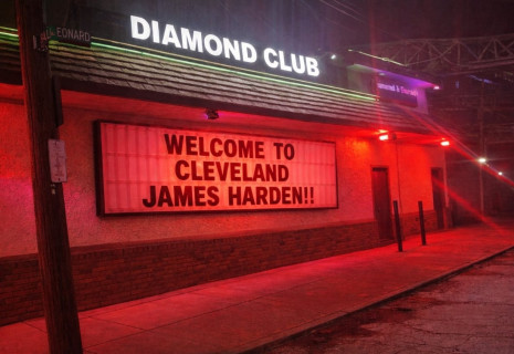 Η φήμη του προηγείται: Τα στριπτιτζάδικα του Κλίβελαντ καλωσόρισαν ήδη τον Τζέιμς Χάρντεν