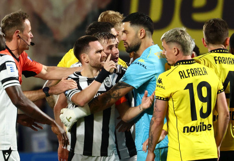 Χαμός μεταξύ των ποδοσφαιριστών στο φινάλε του Άρης - ΠΑΟΚ (photos & video)