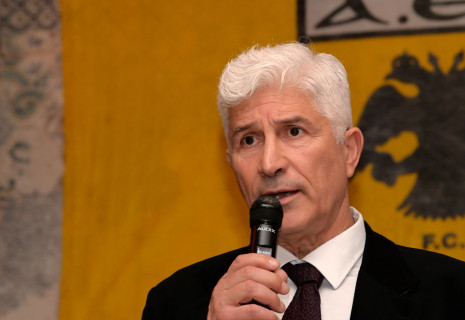 Μανωλάς σε Ηλιόπουλο για διαιτησία: «Πρόσεχε πρόεδρε μην πάρεις περισσότερες κάρτες από μένα!»