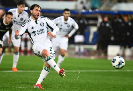 Ο Κατσικογιάννης... βιάστηκε να σφυρίξει τη λήξη, ο VAR τον κάλεσε και ο Παναθηναϊκός σκόραρε με πέναλτι (video)