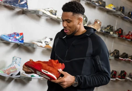 Ο Γιάννης Αντετοκούνμπο για πρώτη φορά στη ζωή του αγόρασε μπασκετικό παπούτσι! (video)