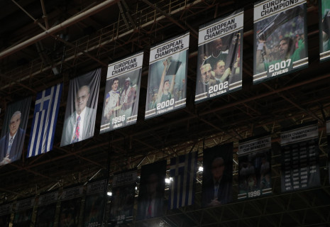 Η στιγμή που κατεβαίνει το λάβαρο του Μποντιρόγκα στο T-Center - Το βίντεο που ανέβασε ο Γιαννακόπουλος