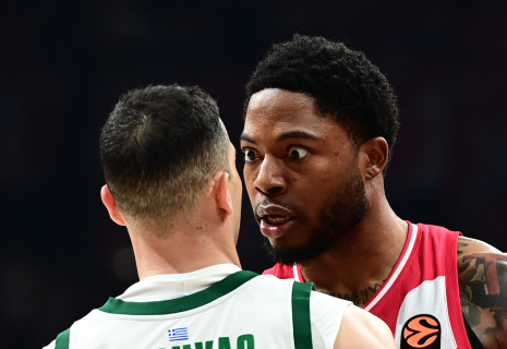 Ένταση Σλούκα -Τζόουνς με... άγρια βλέμματα!