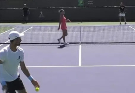 Η Σαμπαλένκα… διέκοψε με «catwalk» την προπόνηση του Τζόκοβιτς (video)