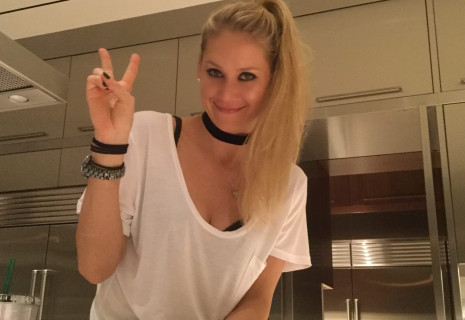 Οι παπαράτσι τελικά «έπιασαν» την Άννα Κουρνίκοβα - Σχολιάζουν όλοι τις φωτογραφίες επειδή είναι αγνώριστη