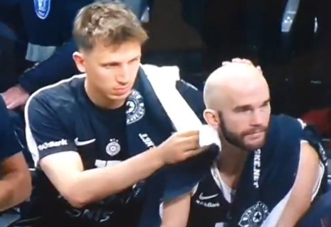 Viral στιγμιότυπο: Συμπαίκτης του Καλάθη του σκούπιζε... το κεφάλι στον πάγκο της Παρτίζαν (video)