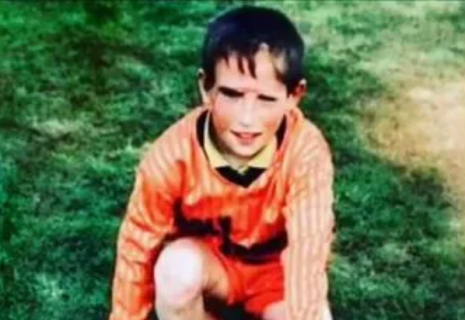 Τον εγκατέλειψαν μωρό σε μοναστήρι, τον αποκαλούσαν φρικιό και αυτός έγινε ένας από τους καλύτερους ποδοσφαιριστές στον κόσμο