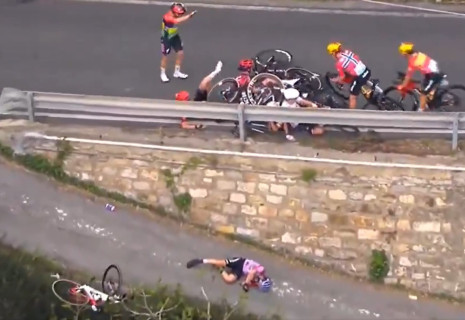 Απίστευτη καραμπόλα και σοκαριστική πτώση σε αγώνα ποδηλασίας - Στο νοσοκομείο μία αθλήτρια (video)