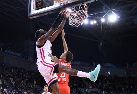 H φάση της χρονιάς: Ο Ολυμπιακός βρήκε καλάθι σε τέσσερα δέκατα (video)