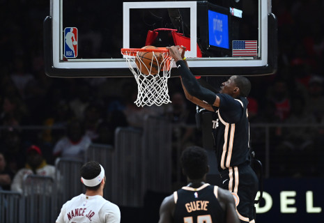 «Κλείδωσαν» τα Playoffs οι Χοκς, νίκη χωρίς τον Γιάννη για τους Μπακς