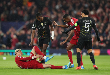 Σοκ στην Λίβερπουλ: Ο Εκιτικέ αποχώρησε με φορείο από το ματς με την Παρί Σεν Ζερμέν (video)