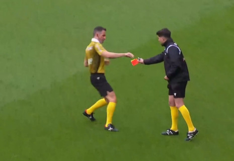 Διαιτητής ξέχασε τις κάρτες και το... θυμήθηκε στο 22ο λεπτό του αγώνα! (video)