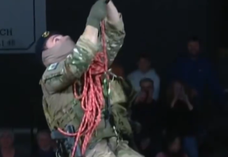 Καταδρομική... επίθεση σε γήπεδο της Γαλλίας - Κομάντο κατέβηκε από την οροφή πριν το τζάμπολ (video)