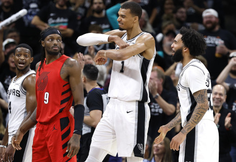 Προκρίθηκαν οι Σπερς, μείωσαν οι Σίξερς