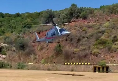 Η στιγμή που ο ιδιοκτήτης της ΑΕΚ, Μάριος Ηλιόπουλος προσγειώνεται με ελικόπτερο στη Λογγά Μεσσηνίας (video)