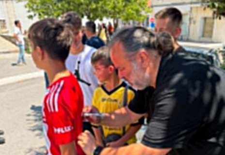Ο Ηλιόπουλος υπέγραψε φανέλα μικρού φίλου του Ολυμπιακού - Το μήνυμά του
