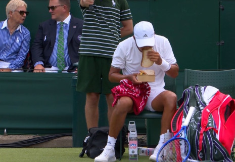 Τενίστας έφαγε εν μέσω αγώνα στο Wimbledon και ζήτησε τάιμ άουτ λόγω στομαχικών ενοχλήσεων (video)