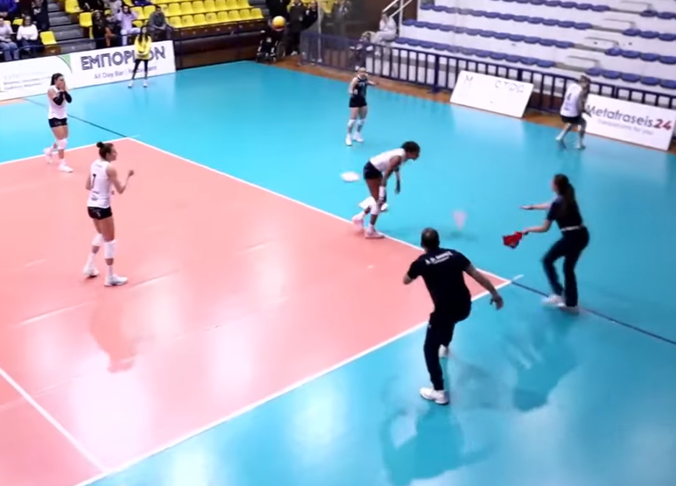 Σοκαριστική στιγμή σε αγώνα βόλεϊ: Έπεσαν κομμάτια από το ταβάνι πάνω σε αθλήτρια! (video)