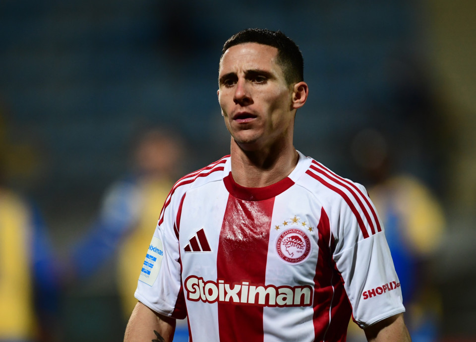 Πειθαρχική δίωξη στον Ποντένσε για τη ρίψη ομπρέλας στην εξέδρα των οπαδών της ΑΕΚ