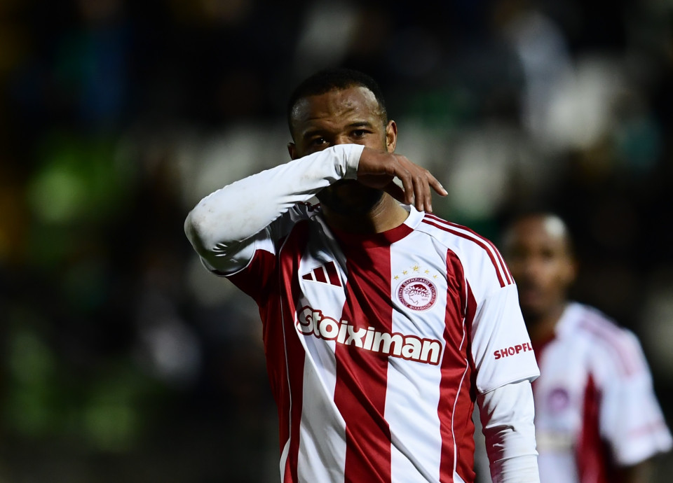 Ο... άχρωμος Ολυμπιακός «κόλλησε» απέναντι στον Λεβαδειακό των 10 παικτών και έχασε έδαφος στη μάχη του τίτλου