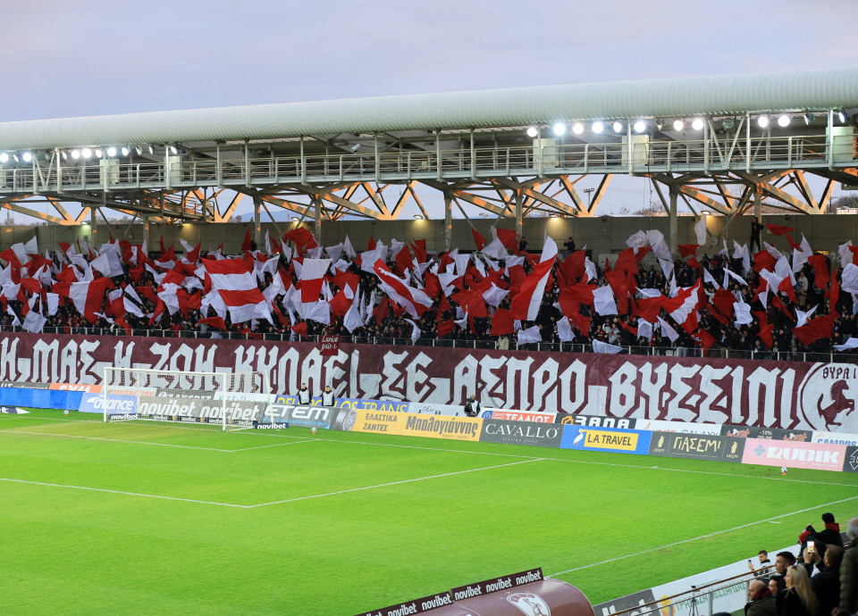 Κίνδυνος τιμωρίας για την ΑΕΛ Novibet - Οπαδός της πέταξε σακούλα με ξηρούς καρπούς και παγάκια προς τους διαιτητές!