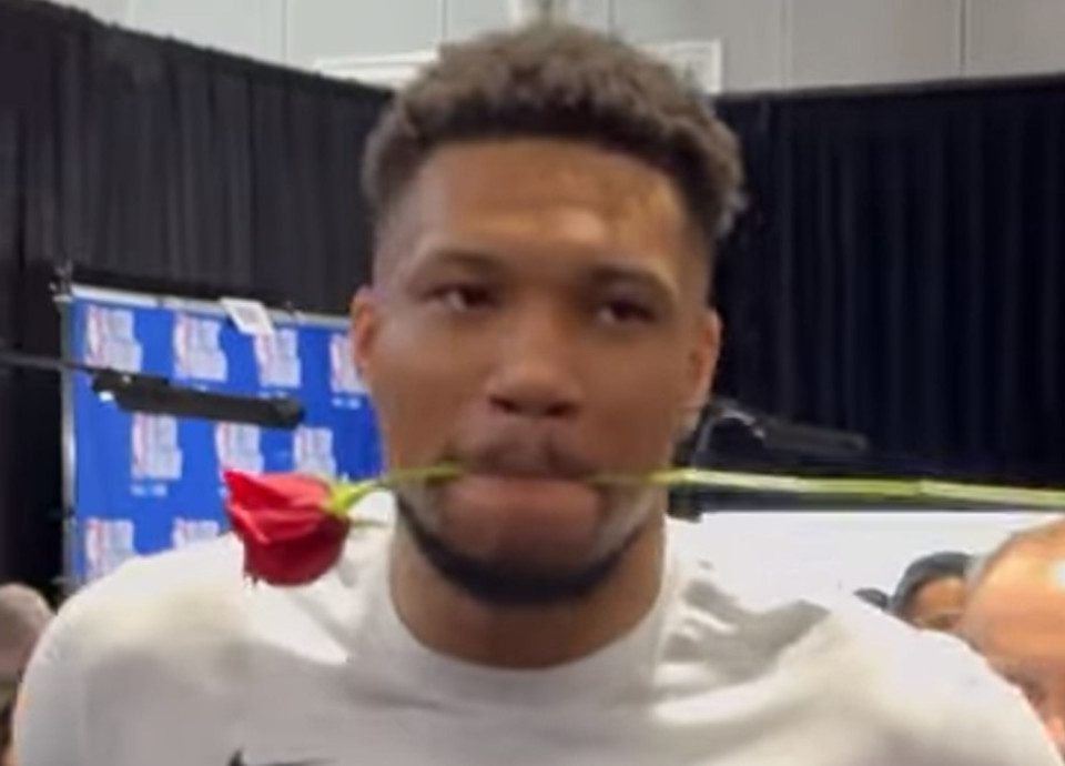 Ευγενής και ρομαντικός ο Αντετοκούνμπο: Σε ποιά έδωσε το κόκκινο τριαντάφυλλο (video)