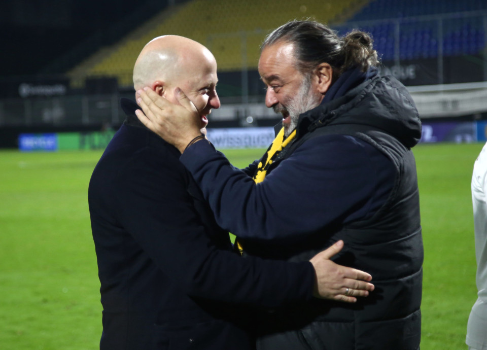 Οι πανηγυρισμοί της ΑΕΚ στο Τσέλιε και οι αγκαλιές του χαρούμενου Ηλιόπουλου με τους παίκτες (video)