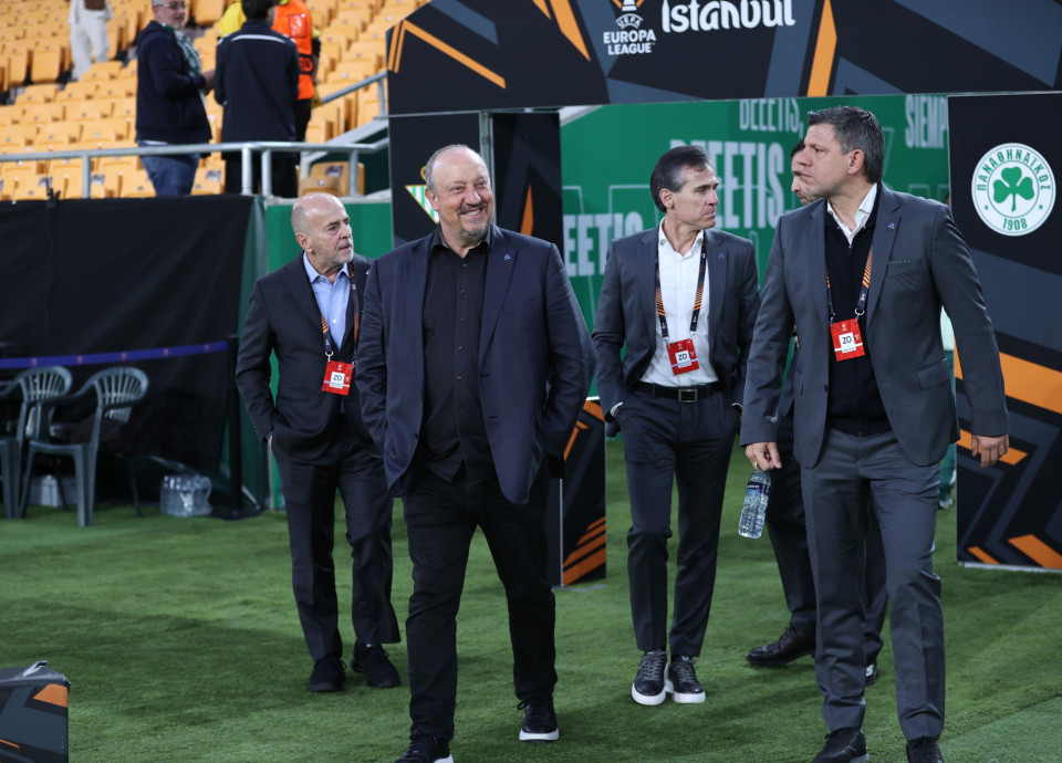 Στο «La Cartuja» ο Αλαφούζος - Έκανε βόλτα στον αγωνιστικό χώρο μαζί με Μπενίτεθ (video)