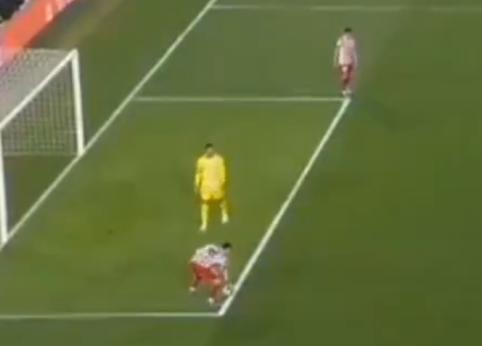 Σκάνδαλο ή όχι; Η φάση που «φωνάζει» η Μπαρτσελόνα για κόκκινη κάρτα και πέναλτι (video)