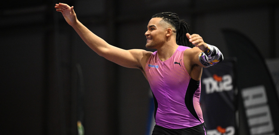 Ο Καραλής μεγάλος νικητής στο Fly Athens Indoor - Αποθεώθηκε από το κοινό (video)