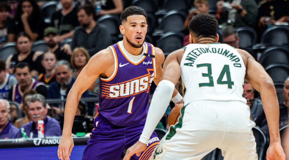 Ο Γιάννης Αντετοκούνμπο... προκαλεί τον Ντέβιν Μπούκερ: «Θα μπορούσαμε να φοράμε την ίδια φανέλα»