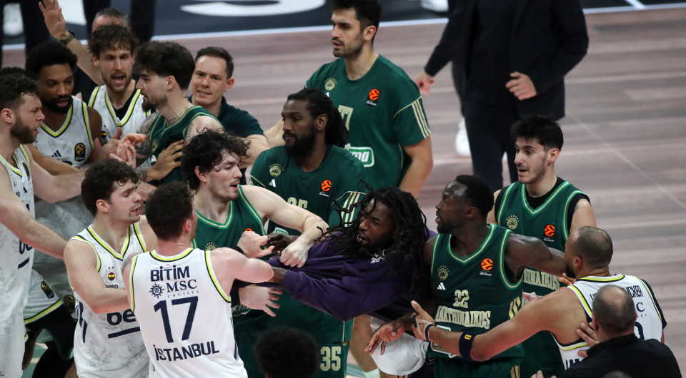 Ο Μπόλντγουιν δημιούργησε και άλλο επεισόδιο: Ειρωνεύτηκε τους φιλάθλους με υπόκλιση, του την… έπεσαν Σλούκας και Σάρας (video)