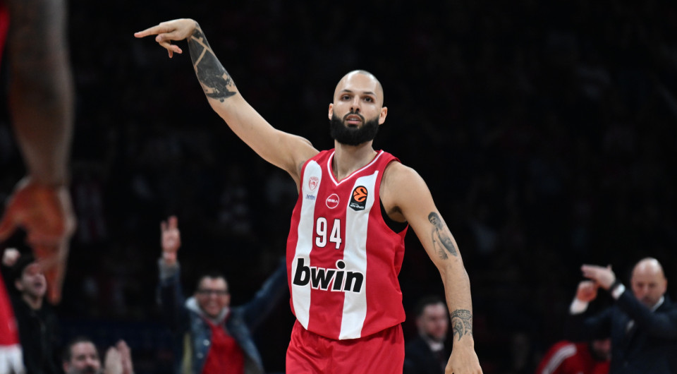 Ο Ολυμπιακός πήρε την «ερυθρόλευκη» μάχη στο ΣΕΦ και καλπάζει προς το πλεονέκτημα