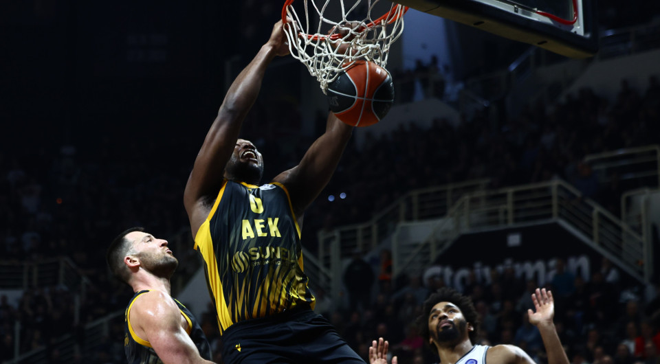 Η ΑΕΚ πέρασε σαν... τρένο από το PAOK Sports Arena και έφτασε τις 12 σερί νίκες