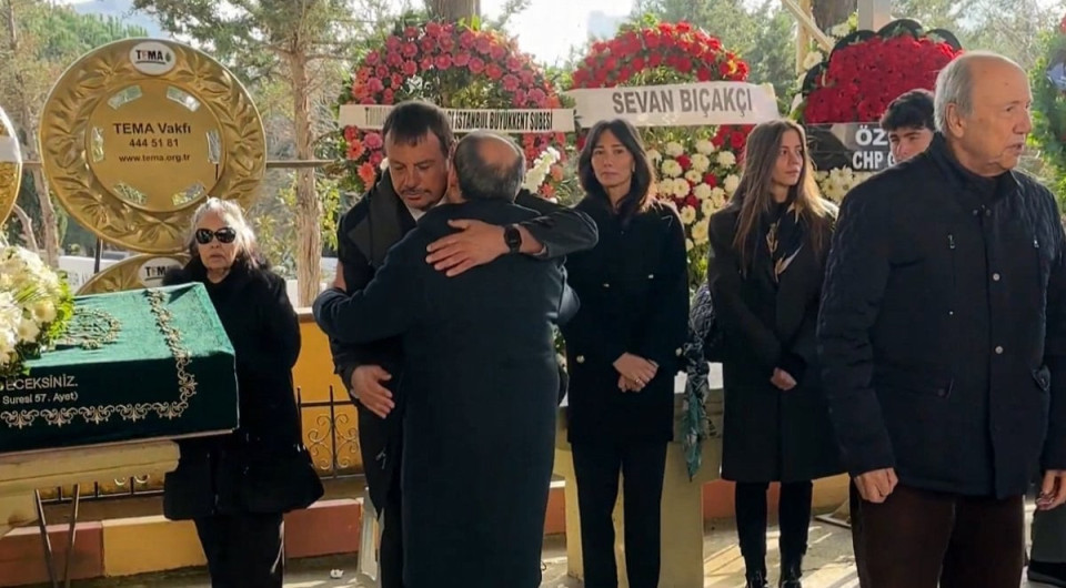 Με πλήθος κόσμου και σε κλίμα συγκίνησης το τελευταίο «αντίο» στη μητέρα του Εργκίν Αταμάν (photo & video)