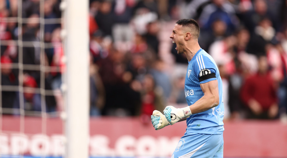 «Ήρωας» Βλαχοδήμος έπιασε πέναλτι στο φινάλε και έδωσε τον βαθμό στη Σεβίλλη (video)