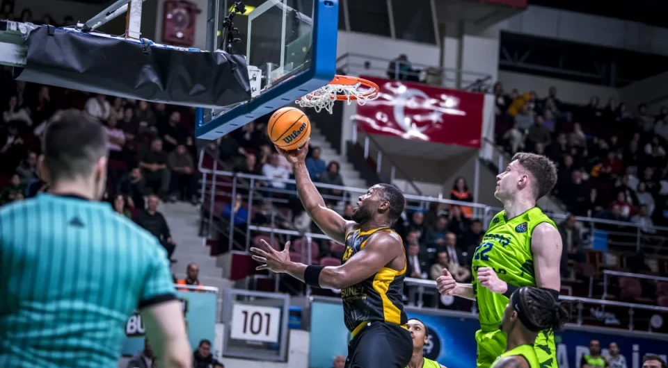 Η ατσάλινη ΑΕΚ πέρασε και από την Προύσα και φουλ για πρωτιά