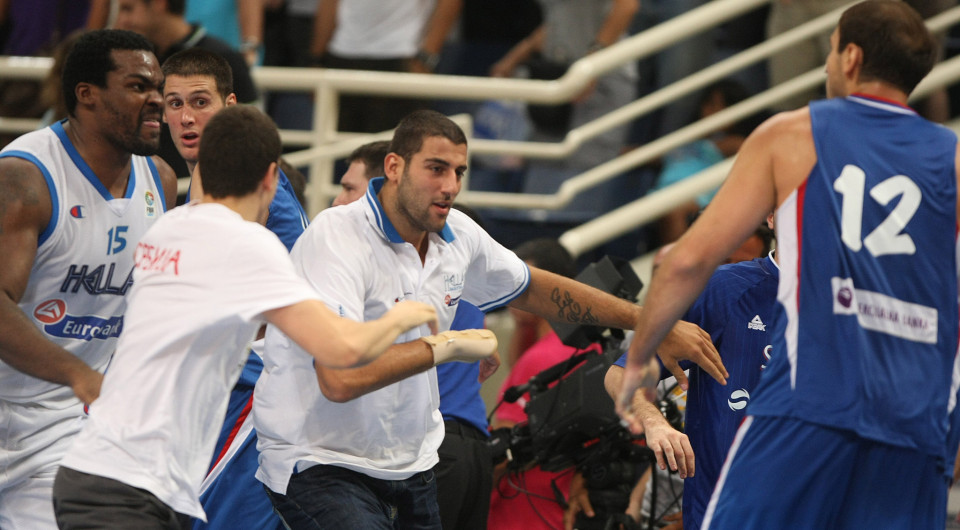 Μπούρου-Bourou: Ο Γιάννης Μπουρούσης μιλάει για το ξύλο στο φιλικό της Ελλάδας με τη Σερβία το 2010 (video)