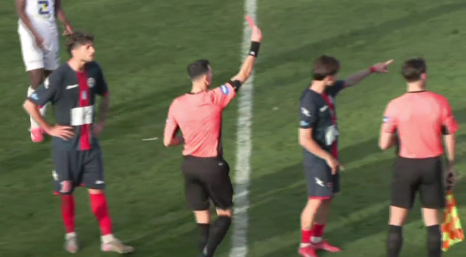 Ποδοσφαιριστής της Super League 2 δέχτηκε κόκκινη κάρτα και συνέχισε να αγωνίζεται!