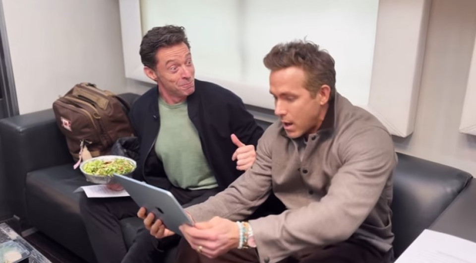 Ράιαν Ρέινολντς και Χιου Τζάκμαν έγιναν viral παρακολουθώντας την κλήρωση της Ρέξαμ με τη Τσέλσι (video)