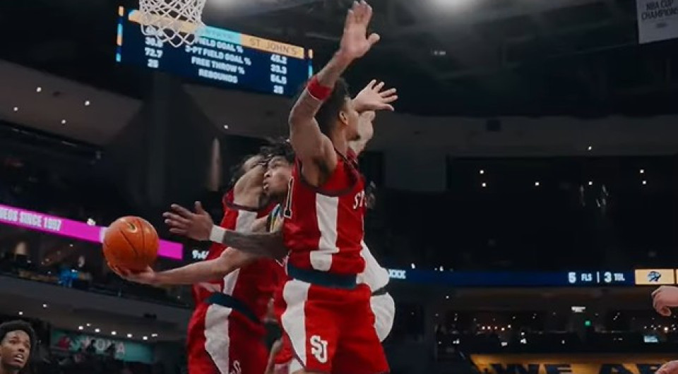 O 18χρονος που καταργεί την… βαρύτητα: Αυτό το καλάθι δεν το έχετε ξαναδεί (video)