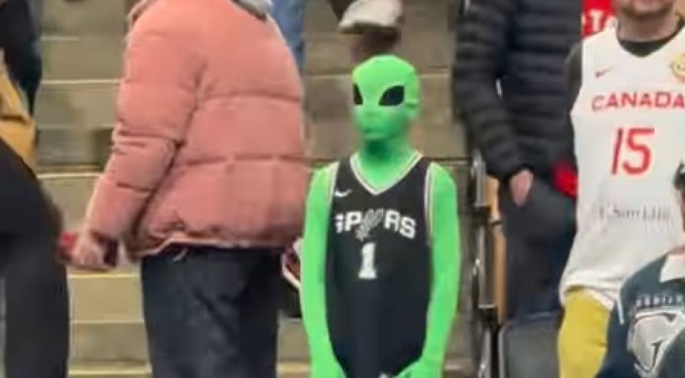 Εξωγήινος εμφανίστηκε στο Τορόντο για να συναντήσει έναν συγγενή του που παίζει στο NBA (video)