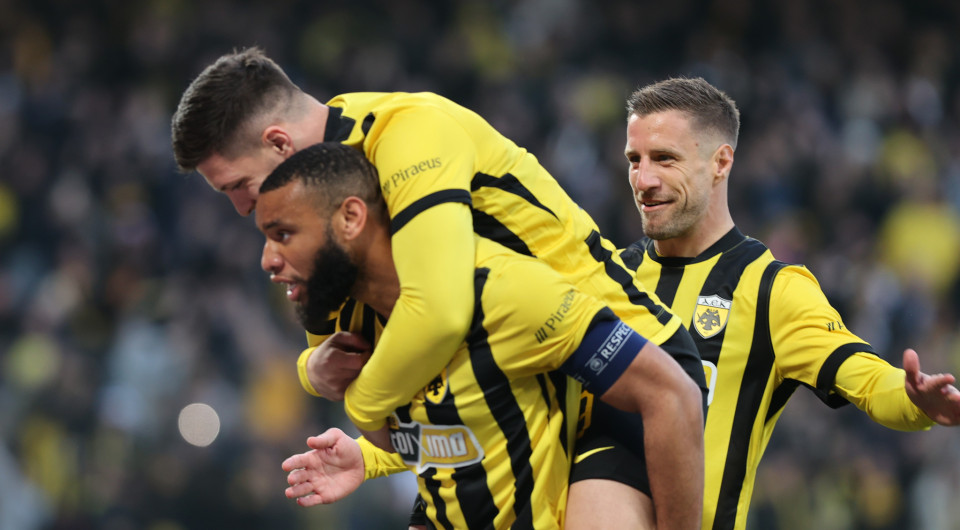 Με το... αγαπημένο της 1-0 η ΑΕΚ μόνη στην κορυφή