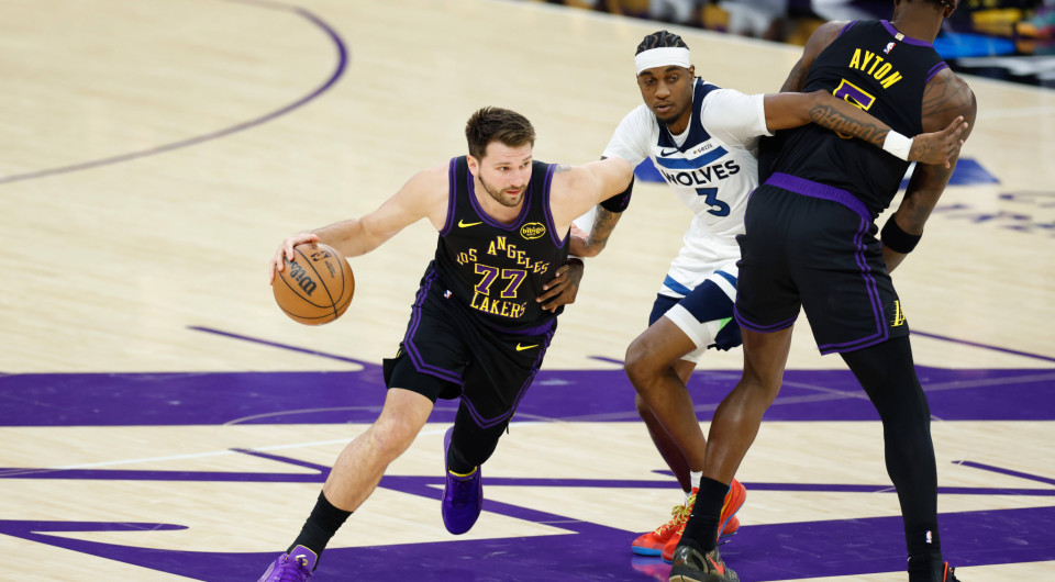 Με σπουδαίο Ντόντσιτς οι Λέικερς, ο Γουεμπανιαμά οδήγησε τους Σπερς