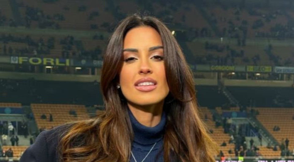 Με ακραία προκλητικό outfit η ρεπόρτερ αγωνιστικού χώρου - Δεν φορούσε εσώρουχο και προκάλεσε πανικό (photos)