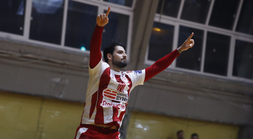 Ο Ολυμπιακός πήρε το ντέρμπι με την ΑΕΚ και «κοιτάζει» τη κορυφή της Handball Premier