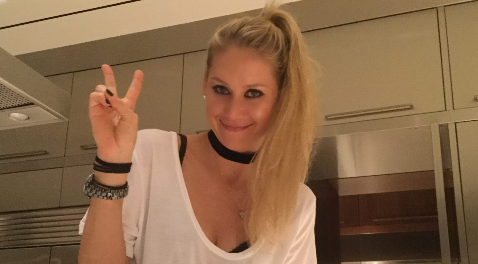 Οι παπαράτσι τελικά «έπιασαν» την Άννα Κουρνίκοβα - Σχολιάζουν όλοι τις φωτογραφίες επειδή είναι αγνώριστη