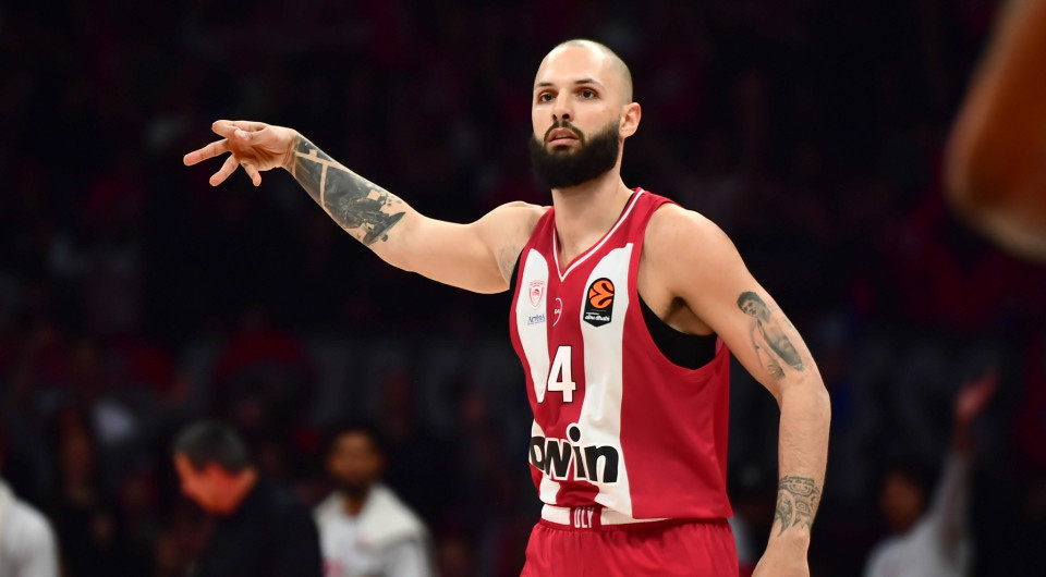 Ο Ολυμπιακός με ρεσιτάλ Φουρνιέ υπέταξε τη Φενέρ και «αγκαλιάζει» το πλεονέκτημα