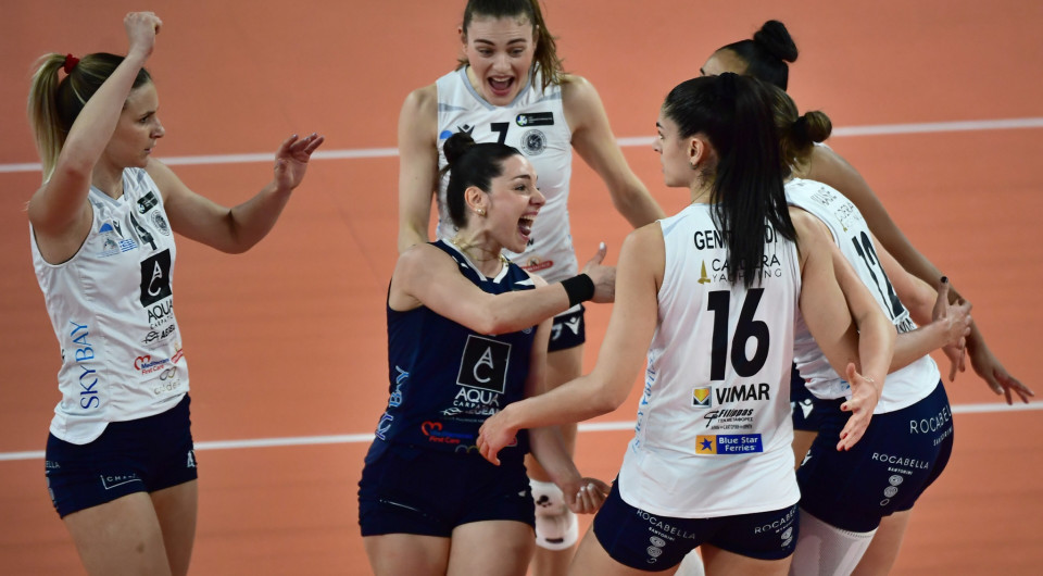 Η Θήρα απέκλεισε τον ΠΑΟΚ με επική ανατροπή και προκρίθηκε στους ημιτελικούς της Volley League Γυναικών