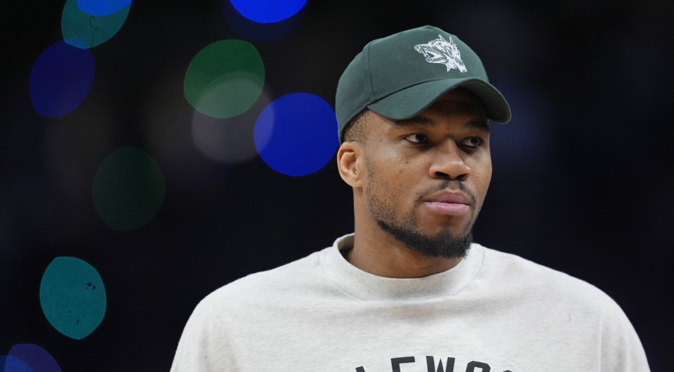 Εκπρόσωπος του NBA «αδειάζει» τον Γιάννη: «Αρνήθηκε να προπονηθεί»